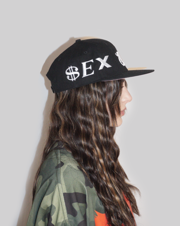CAPPELLO CON VISIERA RICAMATO